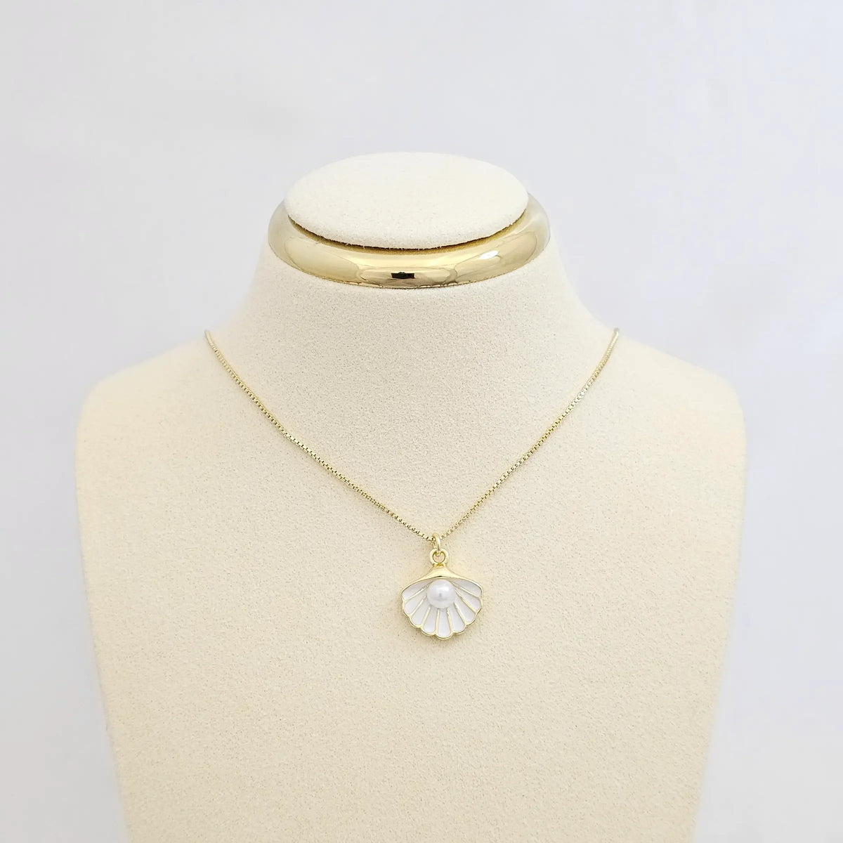Dije Concha Blanca Y Dorado Con Perla Rf K7136