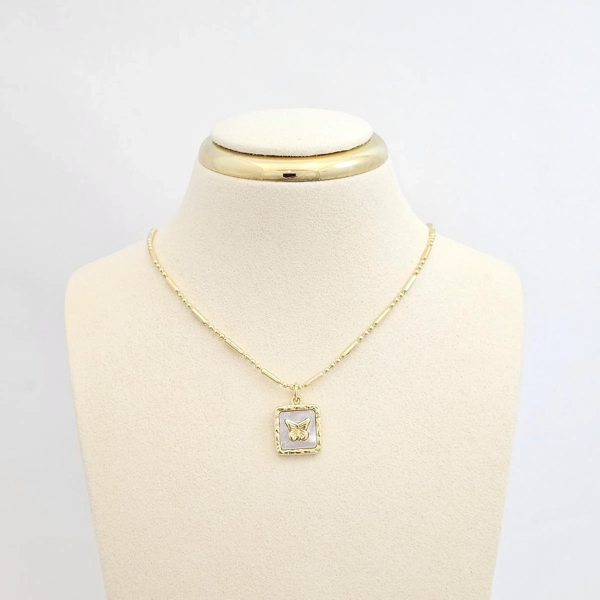 Dije Cuadro Nacar Con Mariposa Dorado Rf K6481