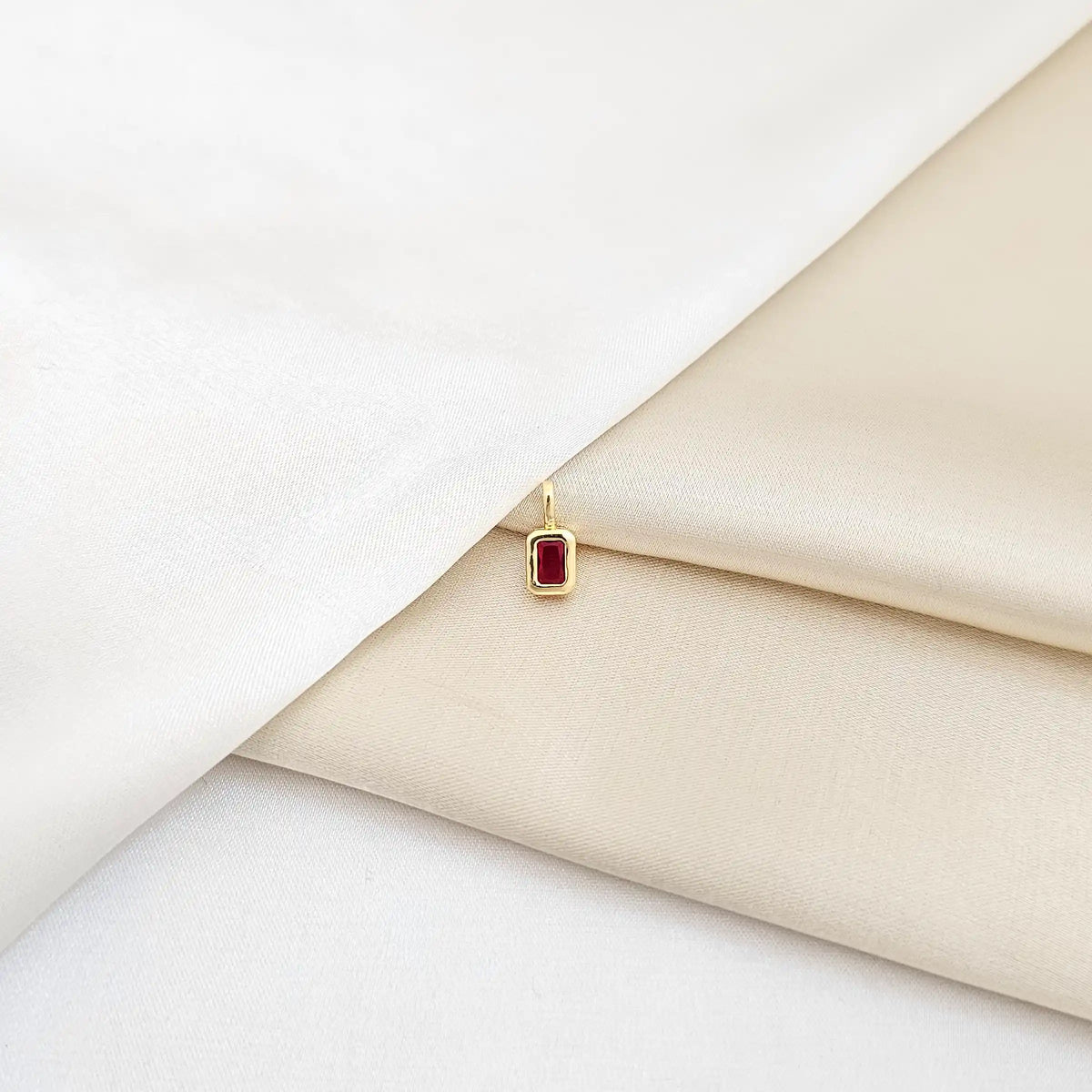 Dije Dorado Circon Rectangular Rojo Rf K6717