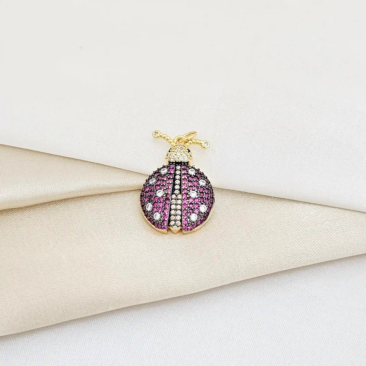 Dije Dorado Mariquita Fucsia Con Circones Rf K5947