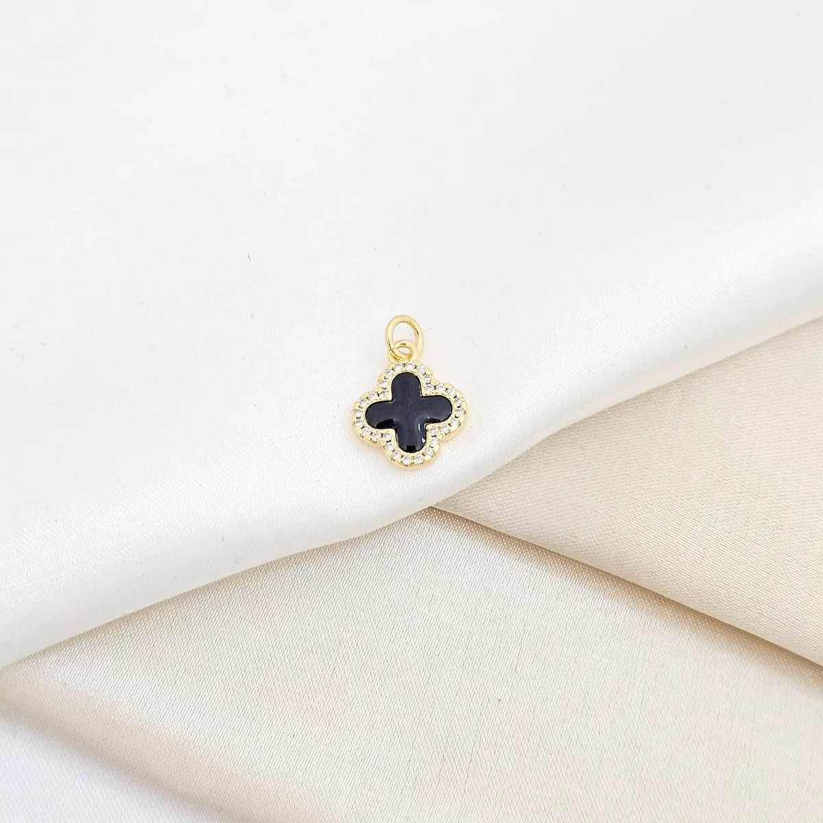Dije Dorado Mini Trebol Negro Circones Rf K6268