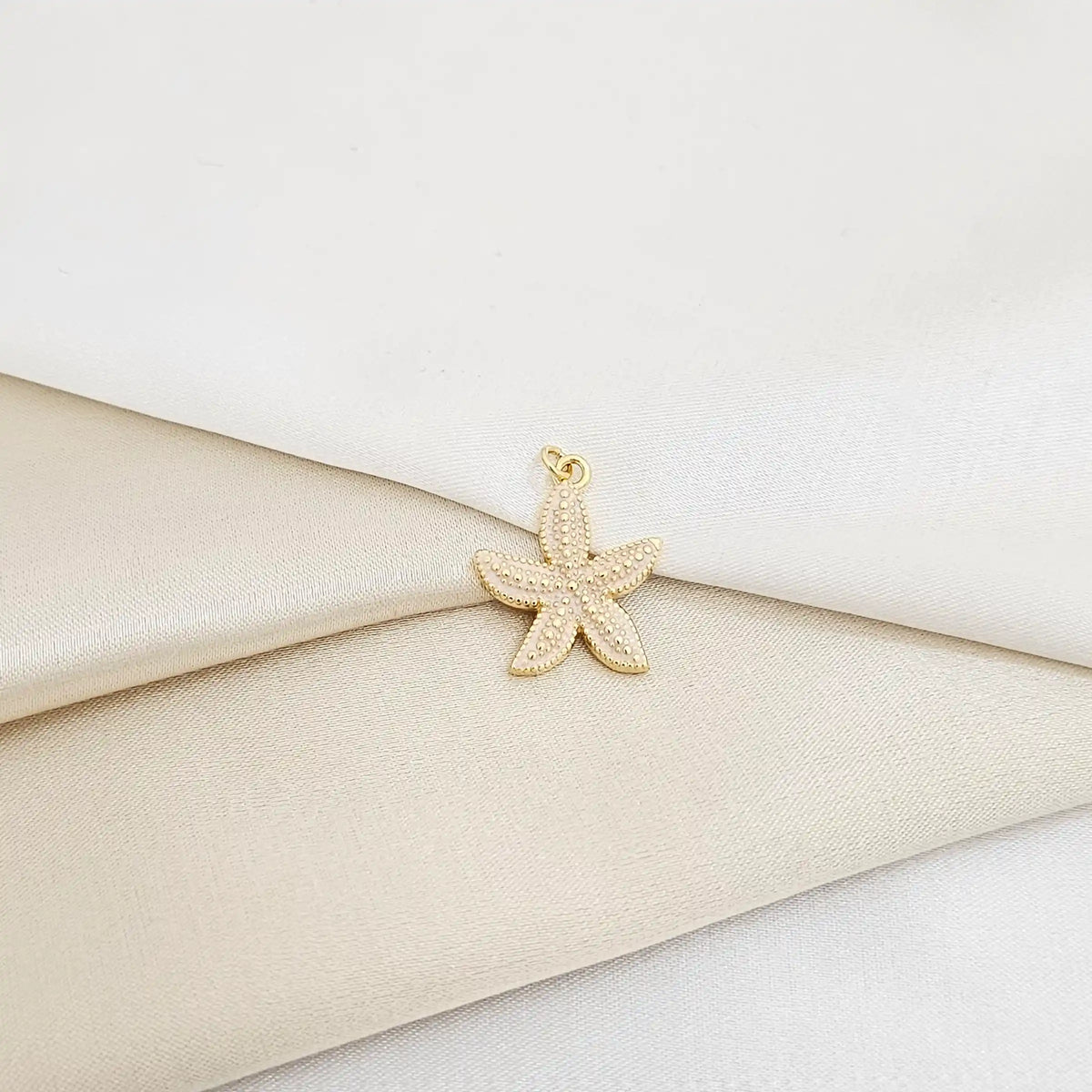 Dije Estrella De Mar Blanco Y Dorado Rf K7132