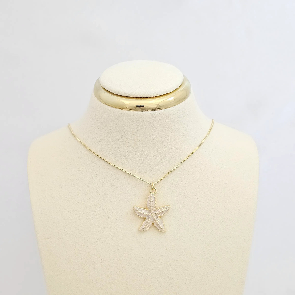 Dije Estrella De Mar Blanco Y Dorado Rf K7132