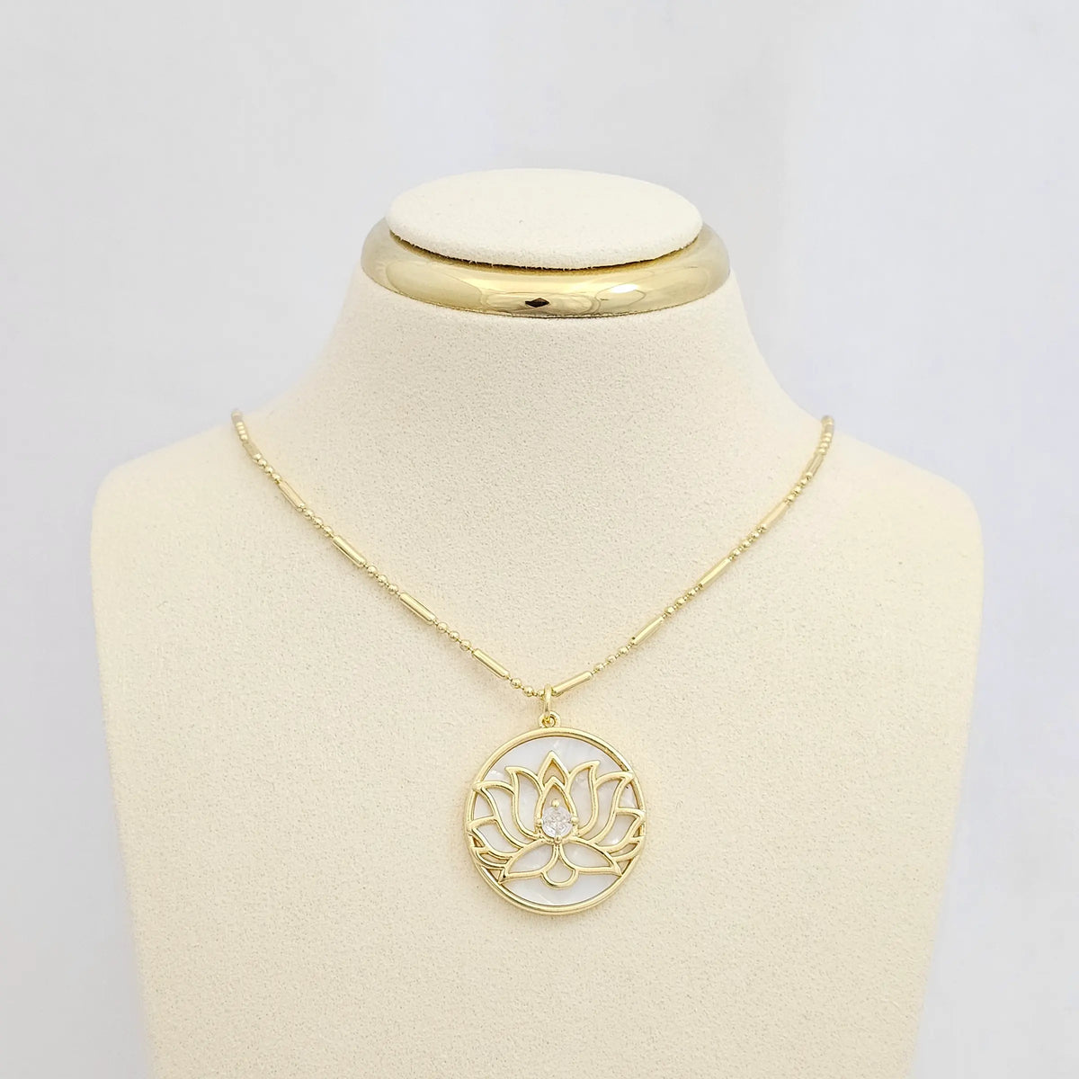 Dije Flor De Loto Dorado Con Nacar Y Circon Rf K6810