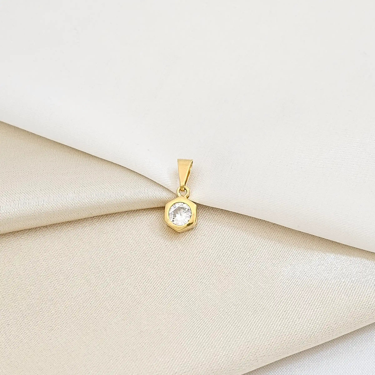 Dije Hexagonos Circonias Lam18K-23067