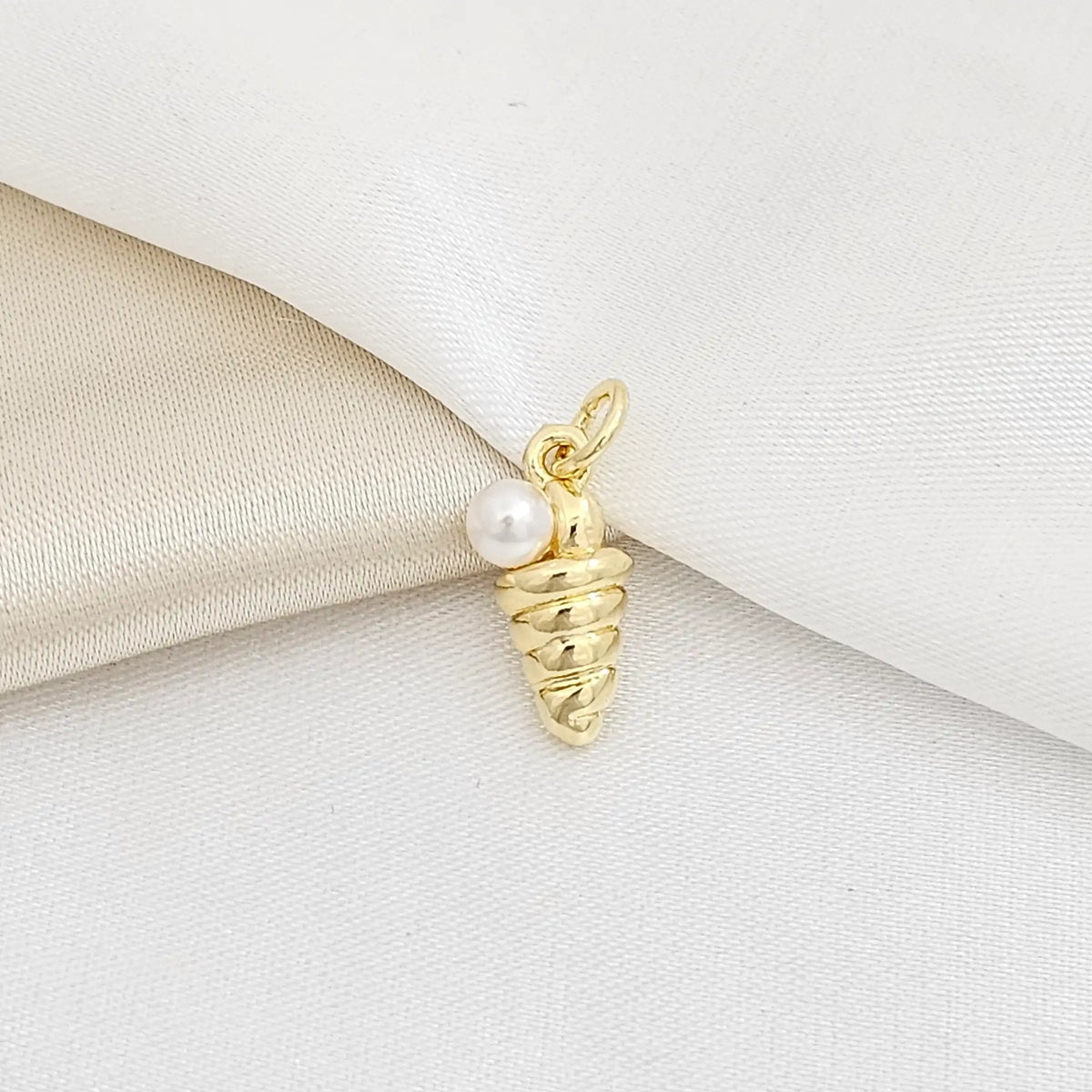 Dije Mini Caracol Con Perla Dorado Rf K5508