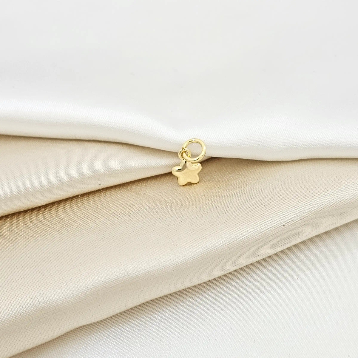 Dije Mini Estrella Lisa Dorado Rf K7102