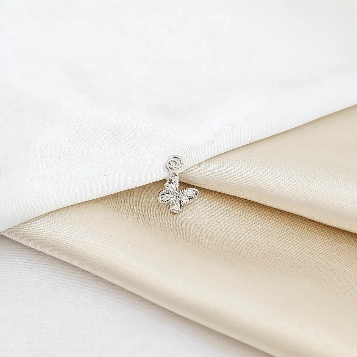 Dije Mini Mariposa Seis Circones Plateado Rf K6801