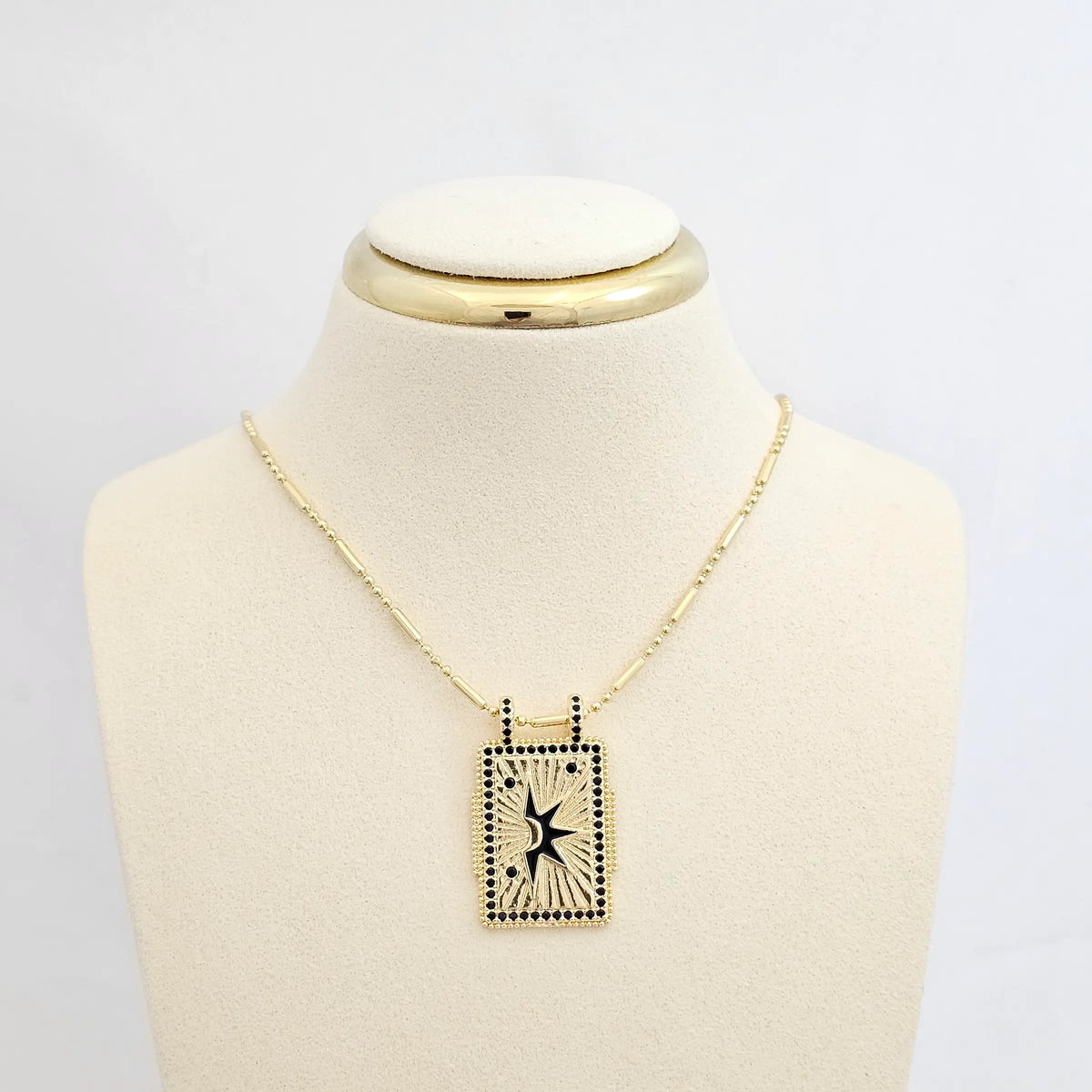 Dije Placa Con Estrella Negra Y Circones Dorado Rf K6484