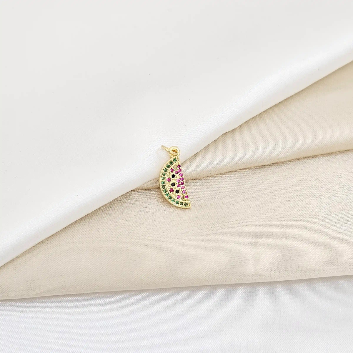 Dije Sandia Con Circones Verdes Y Fucsia Dorado Rf K6038