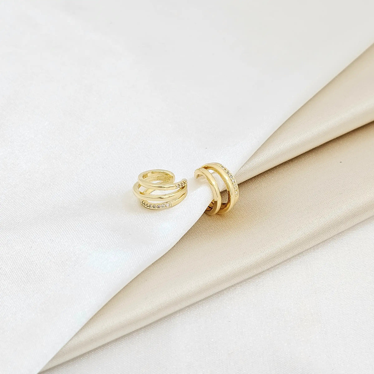 Earcuff 3 Lineas Liso Con Circones Dorado Rf K6163