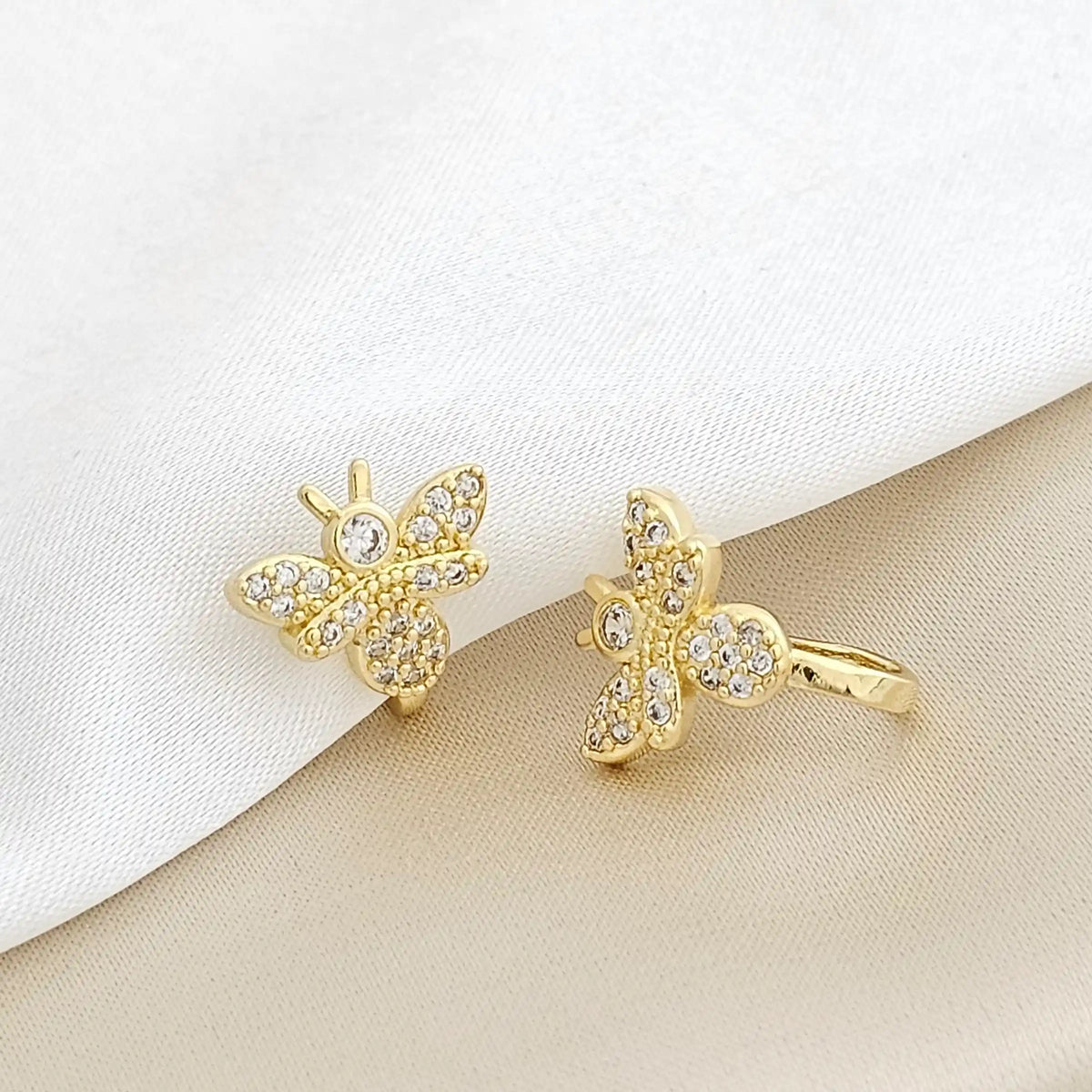 Earcuff Abeja Con Circones Dorado Rf K3408