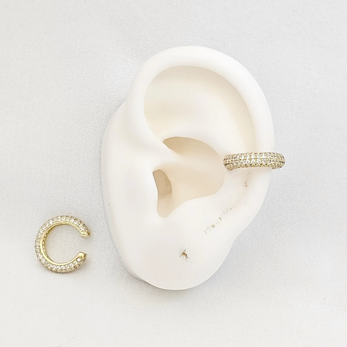 Earcuff Brillante Con Circones Dorado Rf K7222