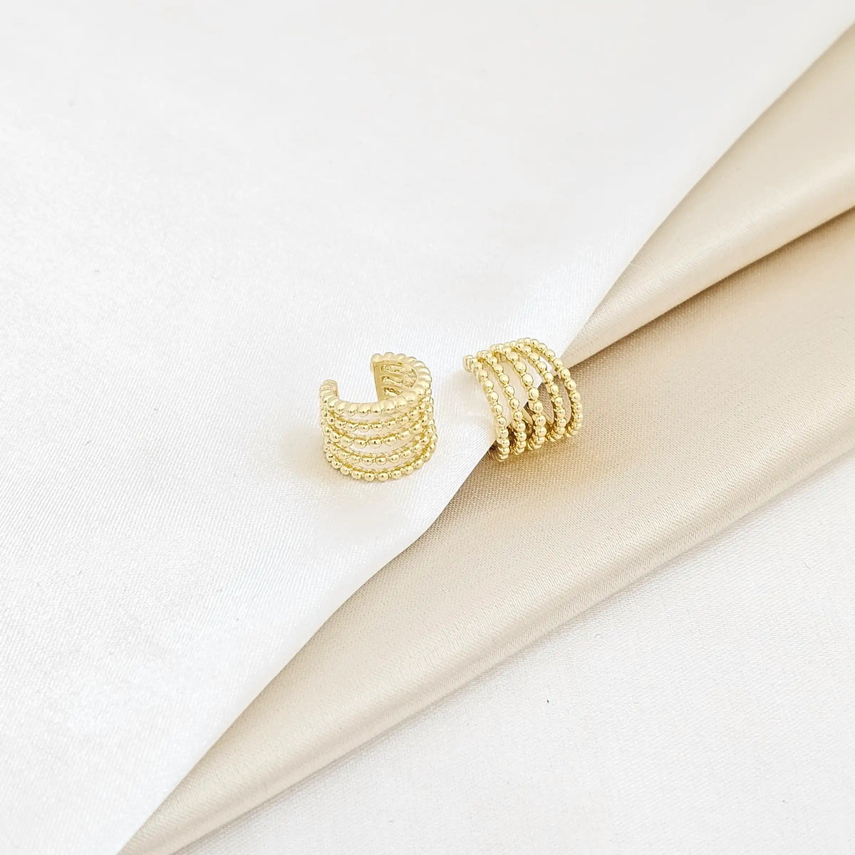 Earcuff Cinco Lineas Con Balines Dorado Rf K6173
