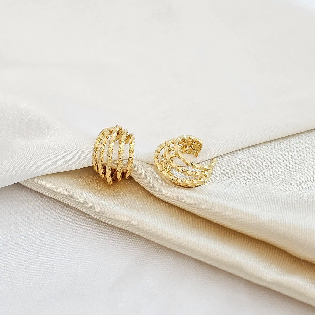 Earcuff Cinco Lineas Trenzadas Dorado Rf K4859