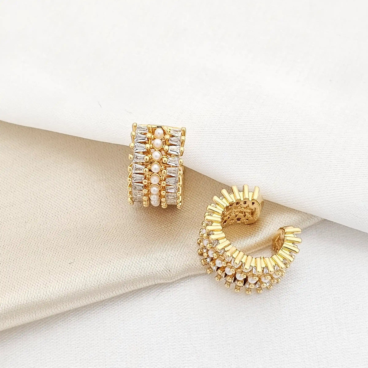 Earcuff Circones Y Perlas Pequeñas Dorado Rf K3703