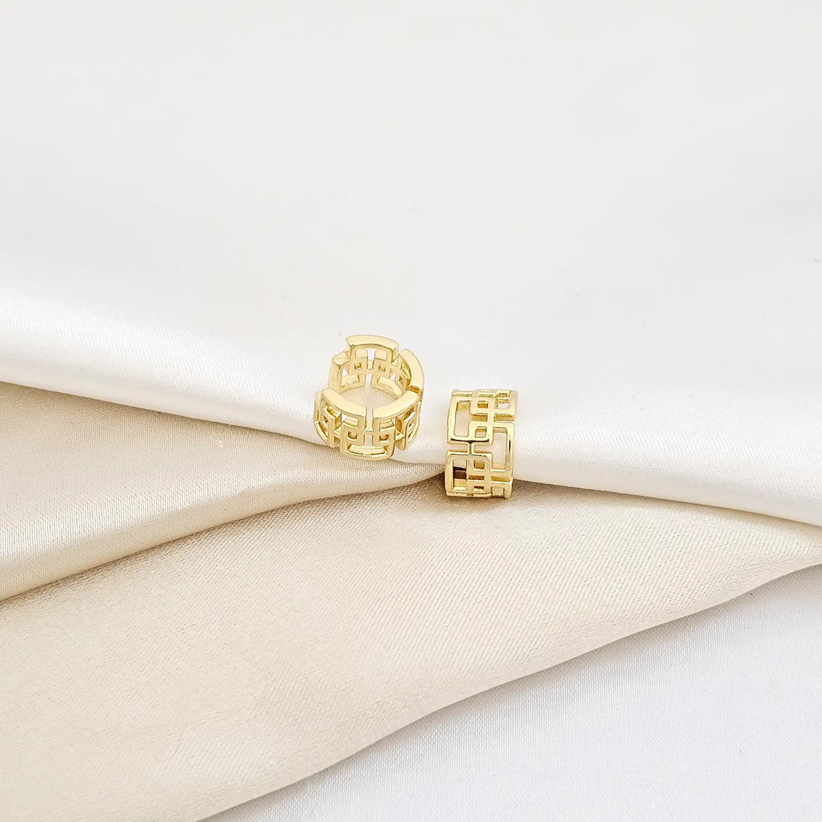 Earcuff Con Cuadros Liso Dorado Rf K6119