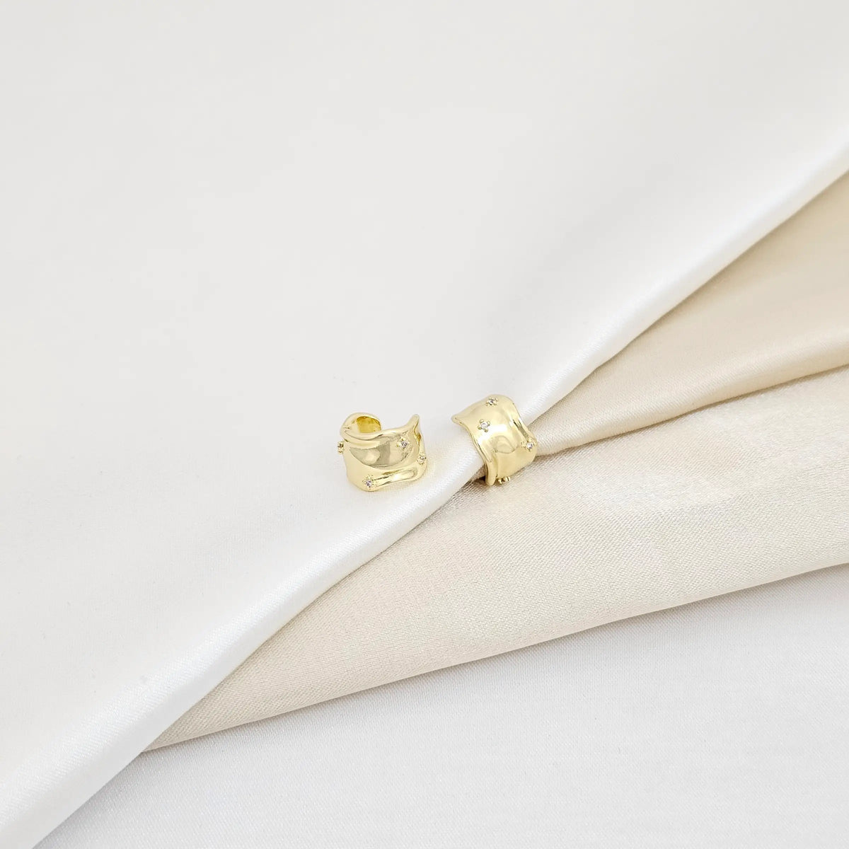 Earcuff Corrugado Liso Con Circones Dorado Rf K6007