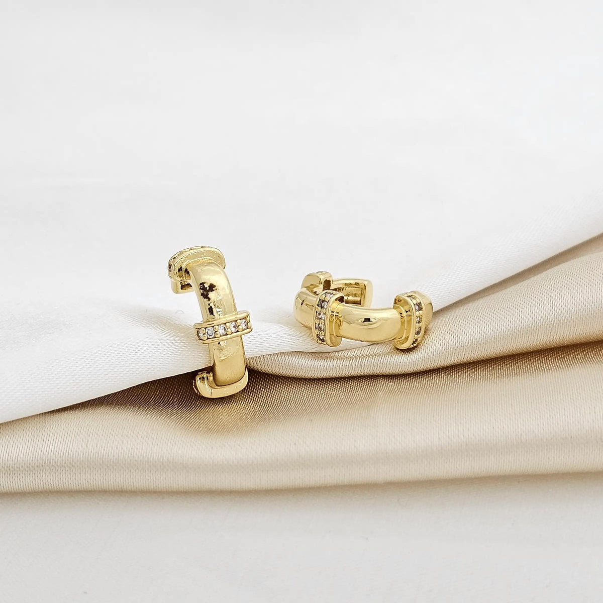 Earcuff Cuadrado Con Circones Dorado Rf K1467