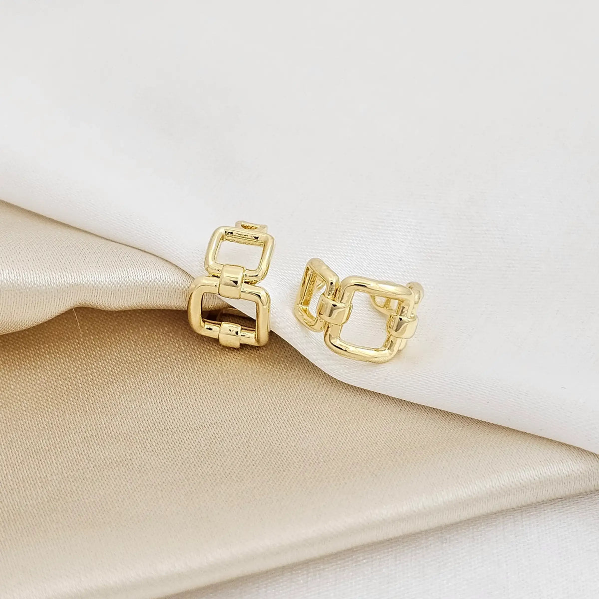 Earcuff Cuadros Pequeños Dorado Rf K4018