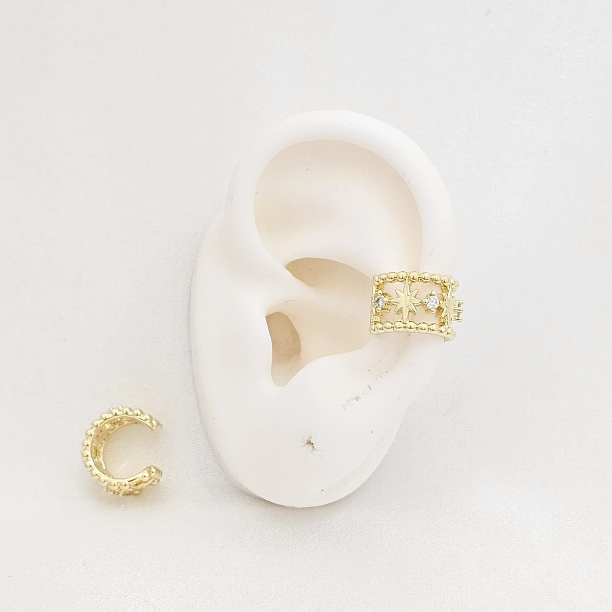 Earcuff Cuatro Estrellas Con Balines Y Circones Dorado Rf K7003