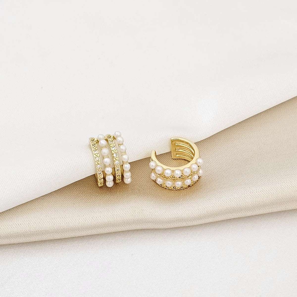 Earcuff Cuatro Lineas Con Perlas Y Circones Dorado Rf K5395