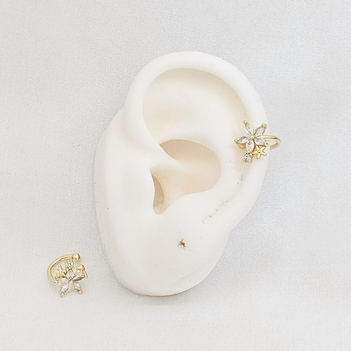 Earcuff Doble Flor Dorado Con Circones Rf K7197