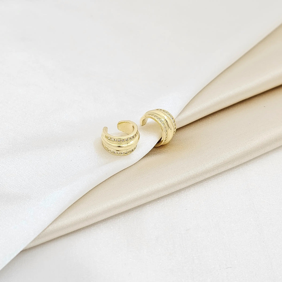 Earcuff Dos Lineas Con Circones Dorado Rf K6160