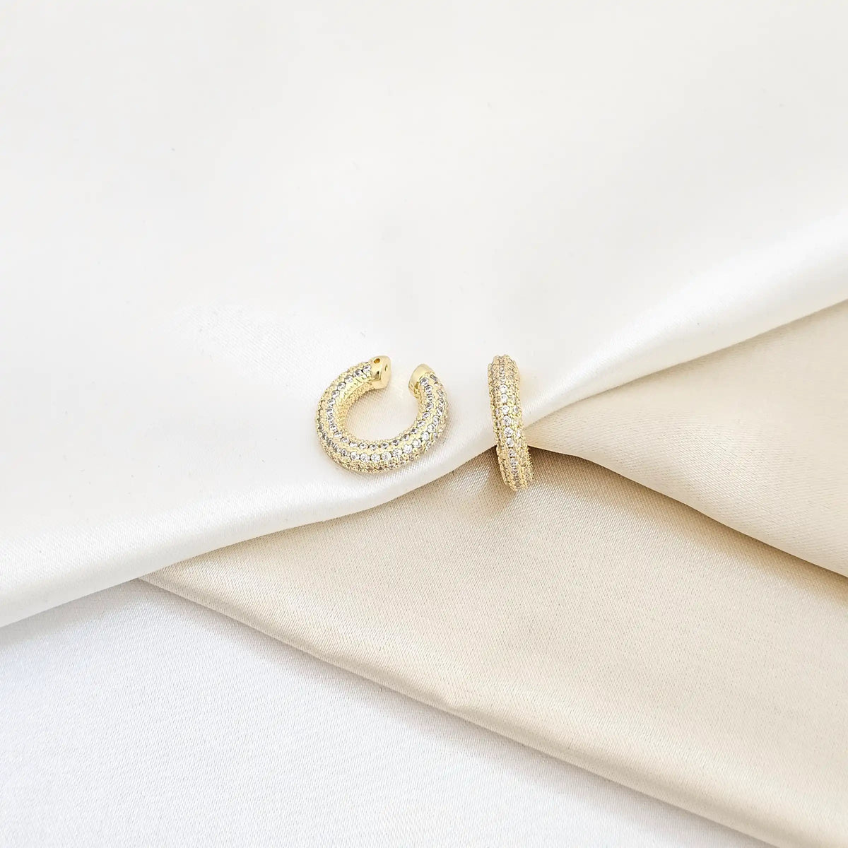 Earcuff Elegante Con Circones Dorado Rf K6262