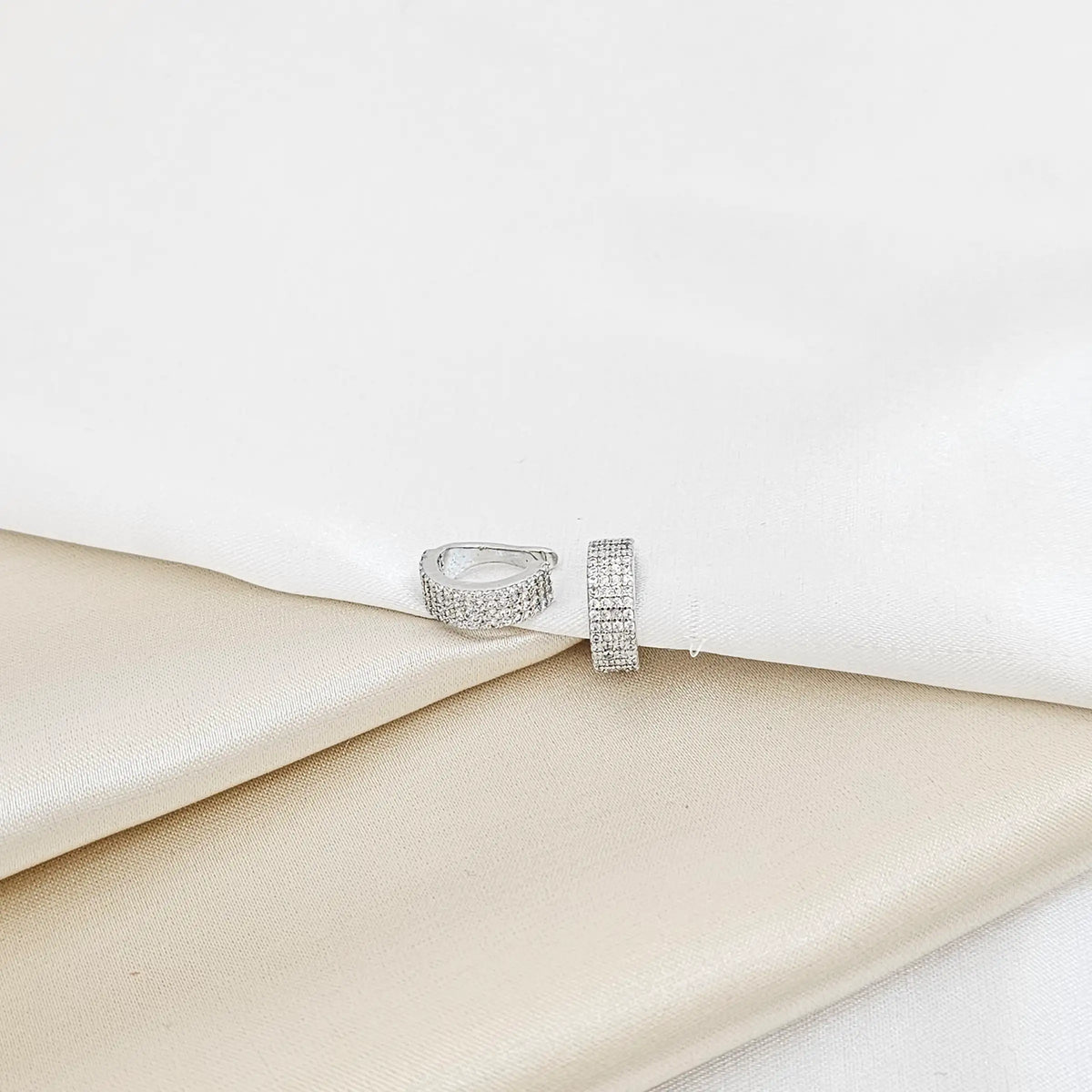 Earcuff Elegante Con Circones Plateado Rf K7201