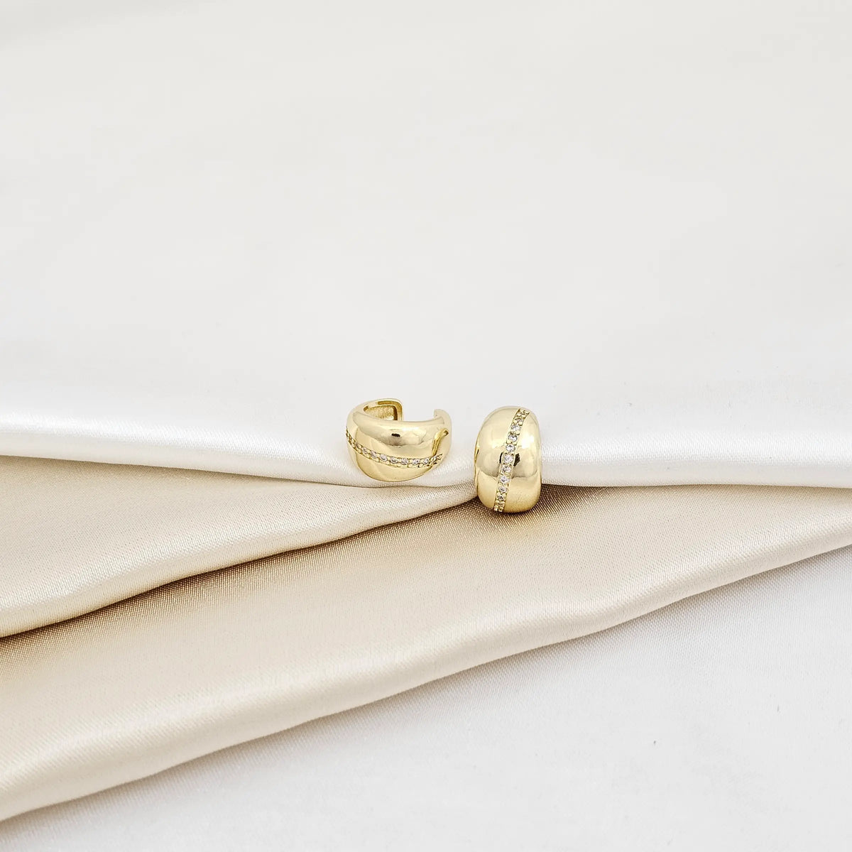 Earcuff Grueso Liso Con Linea De Circones Dorado Rf K7007