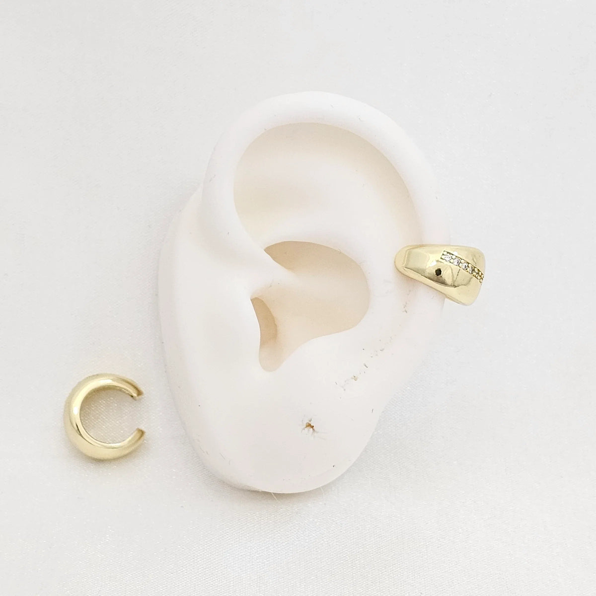 Earcuff Grueso Liso Con Linea De Circones Dorado Rf K7007