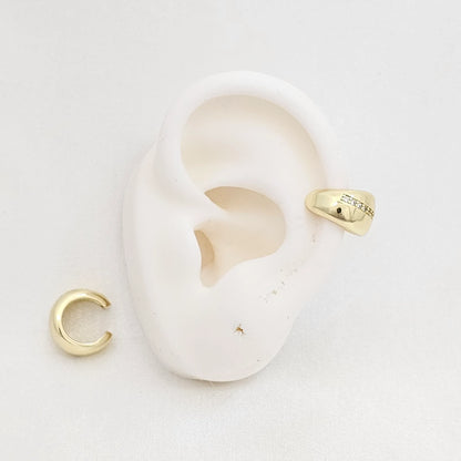 Earcuff Grueso Liso Con Linea De Circones Dorado Rf K7007