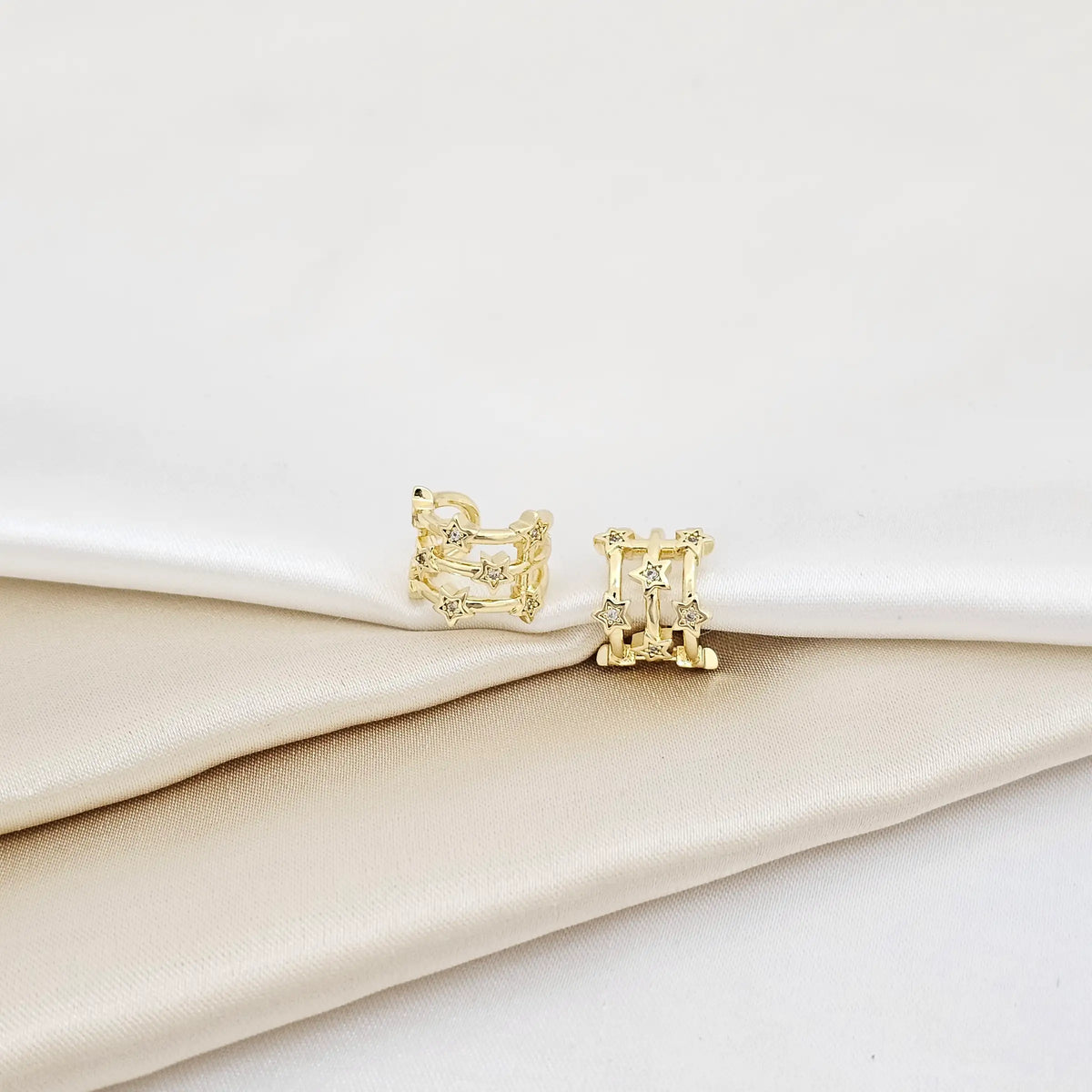 Earcuff Lineas Con Ocho Estrellas Dorado Rf K7009