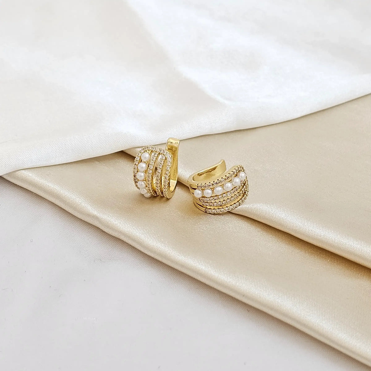 Earcuff Lineas Con Perlas Y Circones Dorado Rf K4414
