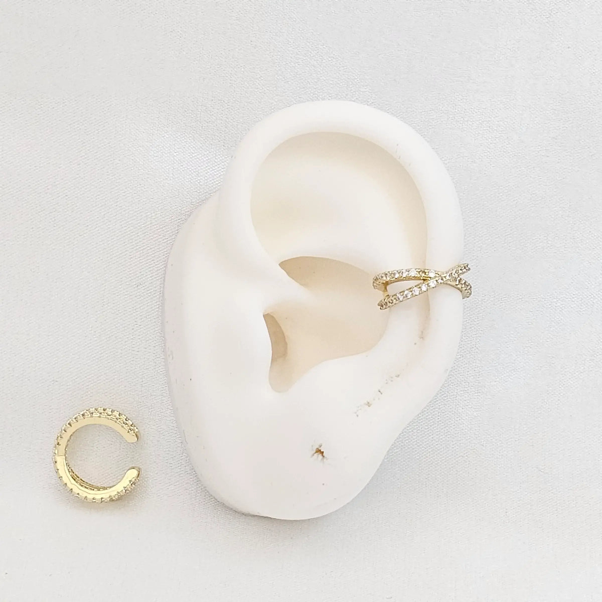 Earcuff Lineas Cruzadas Con Circones Dorado Rf K7202