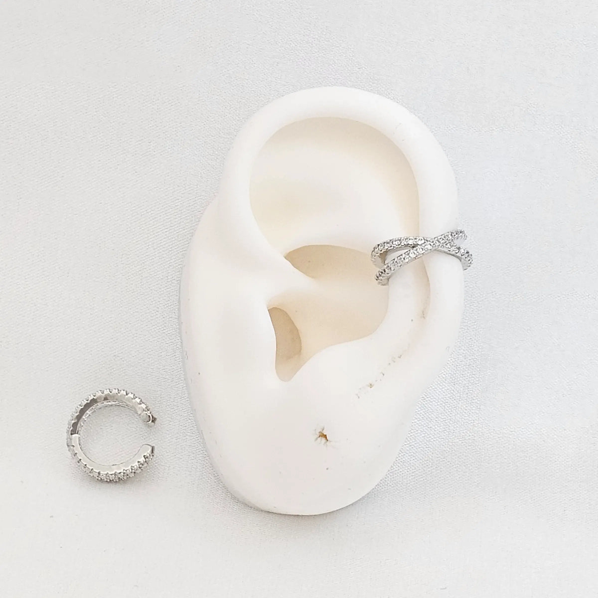 Earcuff Lineas Cruzadas Con Circones Plateado Rf K7203
