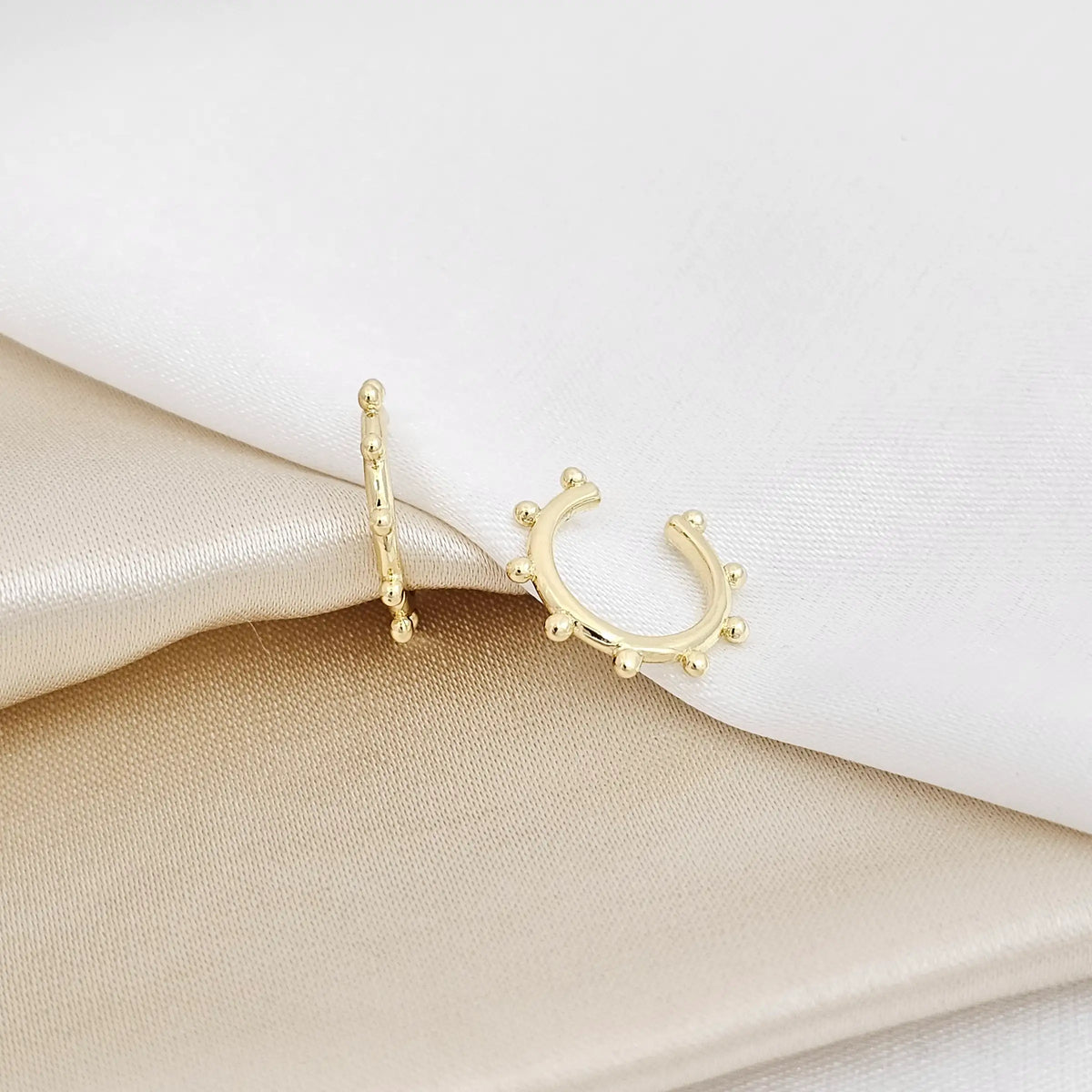 Earcuff Liso Con Balin Mini Dorado Rf K4023