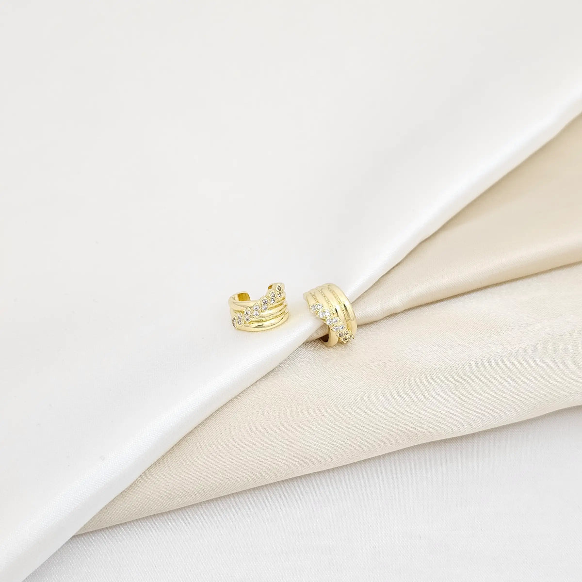 Earcuff Liso Con Circones Y Lineas Dorado Rf K6005