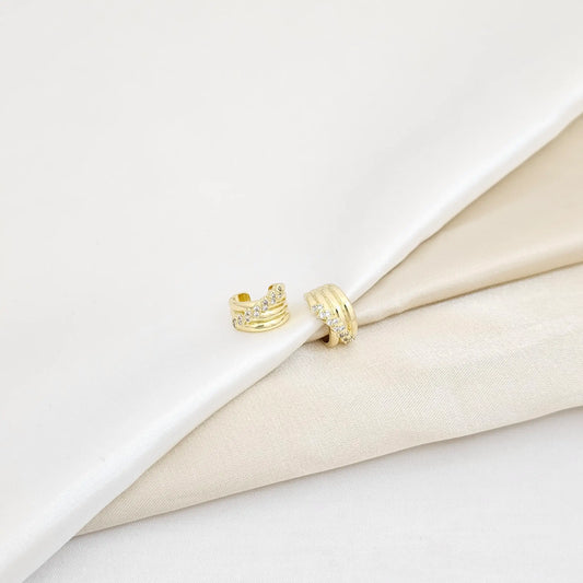 Earcuff Liso Con Circones Y Lineas Dorado Rf K6005