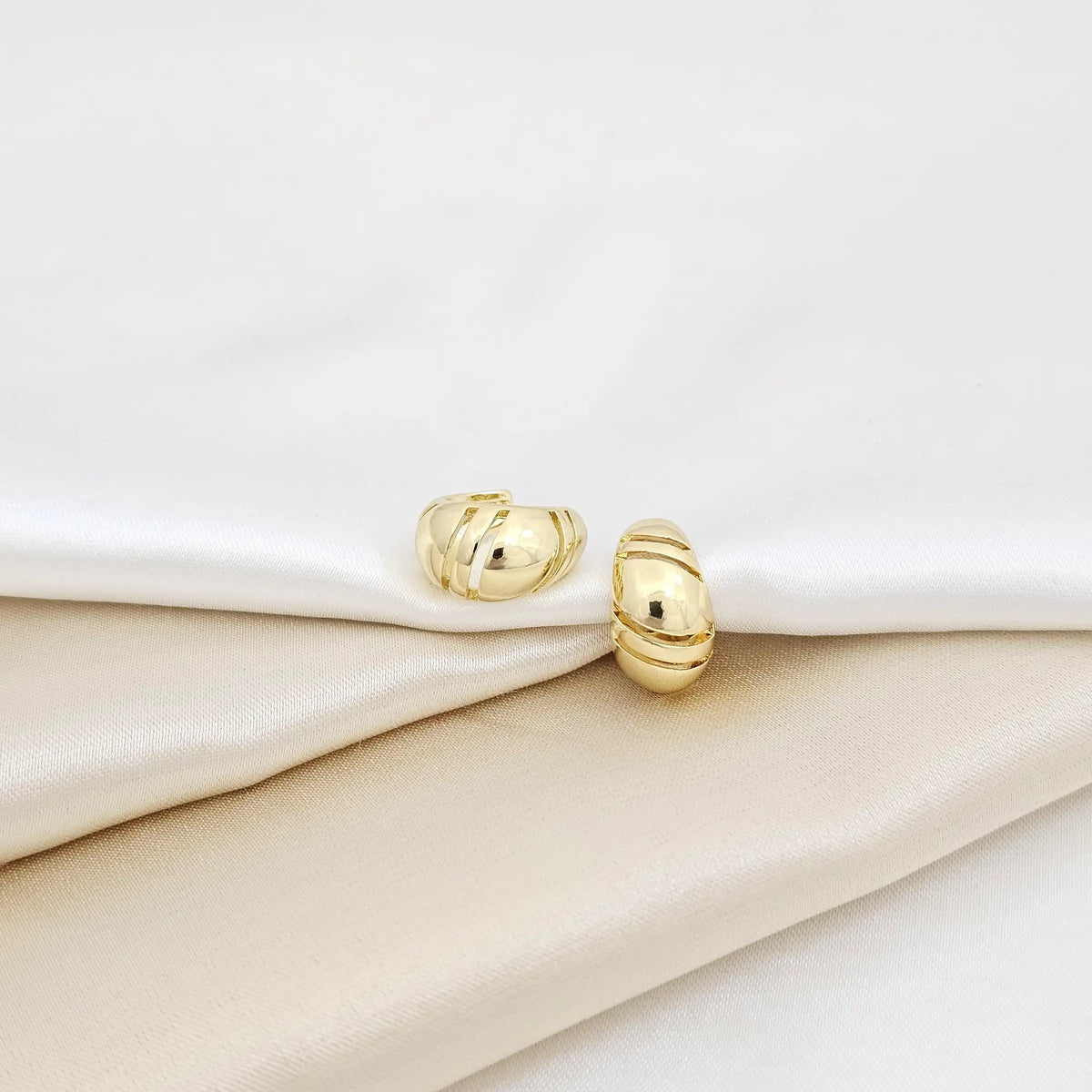 Earcuff Liso Con Rayas Dorado Rf K7038