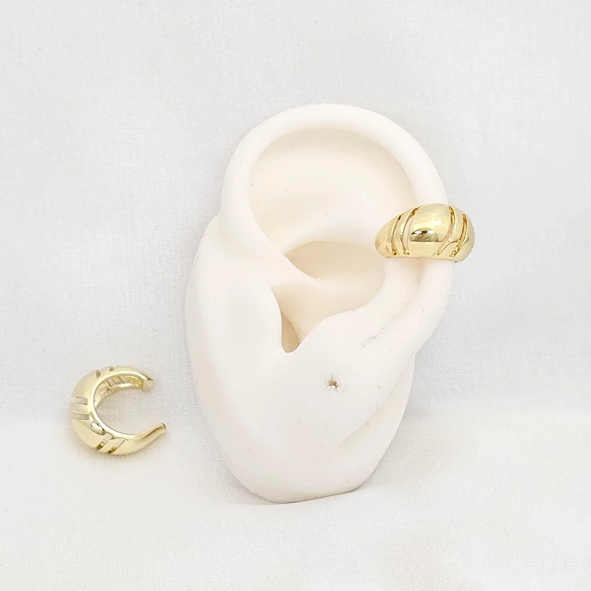 Earcuff Liso Con Rayas Dorado Rf K7038