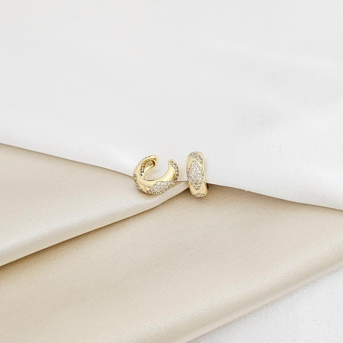 Earcuff Liso Dorado Con Rombos Y Circones Rf K7220