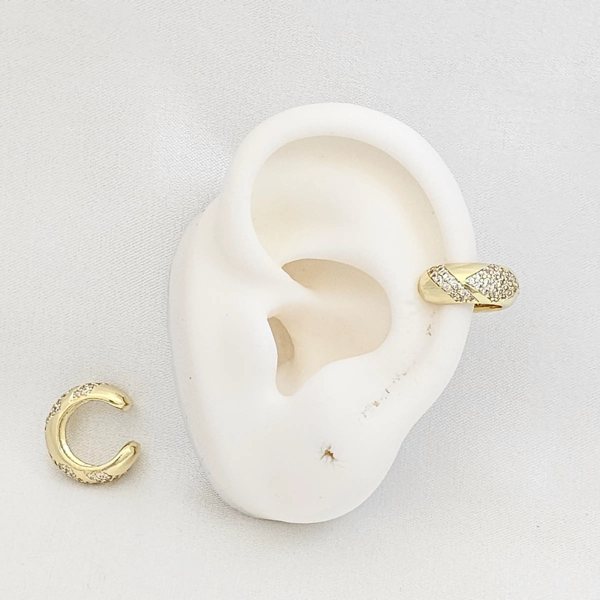 Earcuff Liso Dorado Con Rombos Y Circones Rf K7220