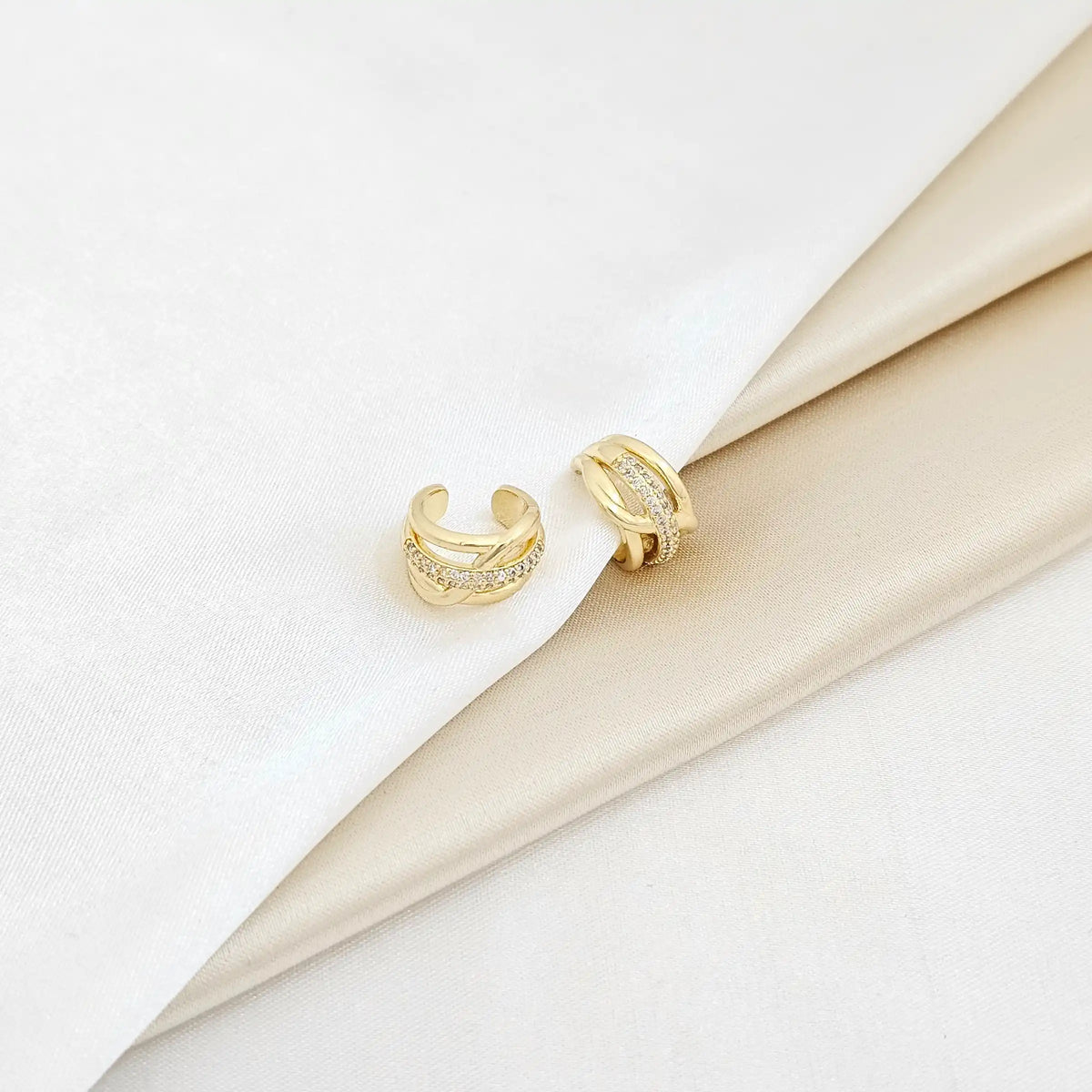 Earcuff Liso Entrelazado Con Circones Dorado Rf K6167