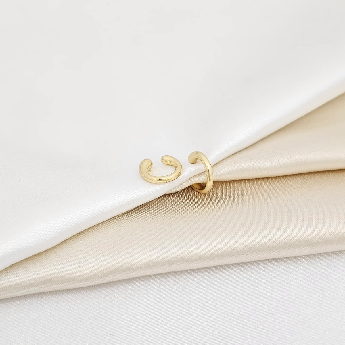 Earcuff Liso Pequeño Dorado Rf K6892