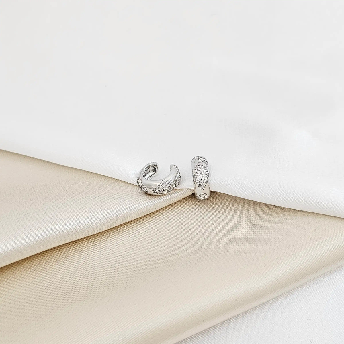 Earcuff Liso Plateado Con Rombos Y Circones Rf K7221