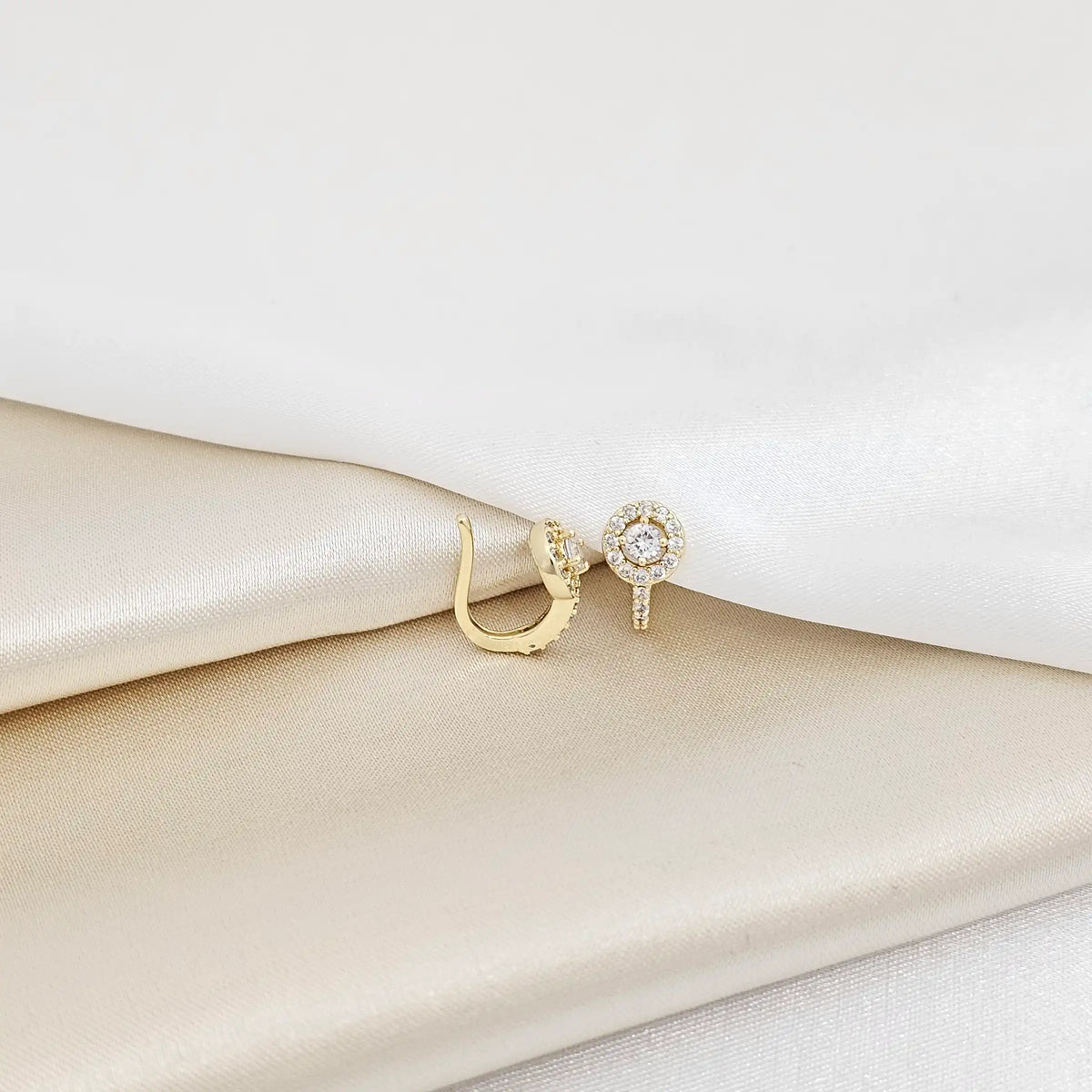 Earcuff Mini Aro Con Circones Dorado Rf K7192