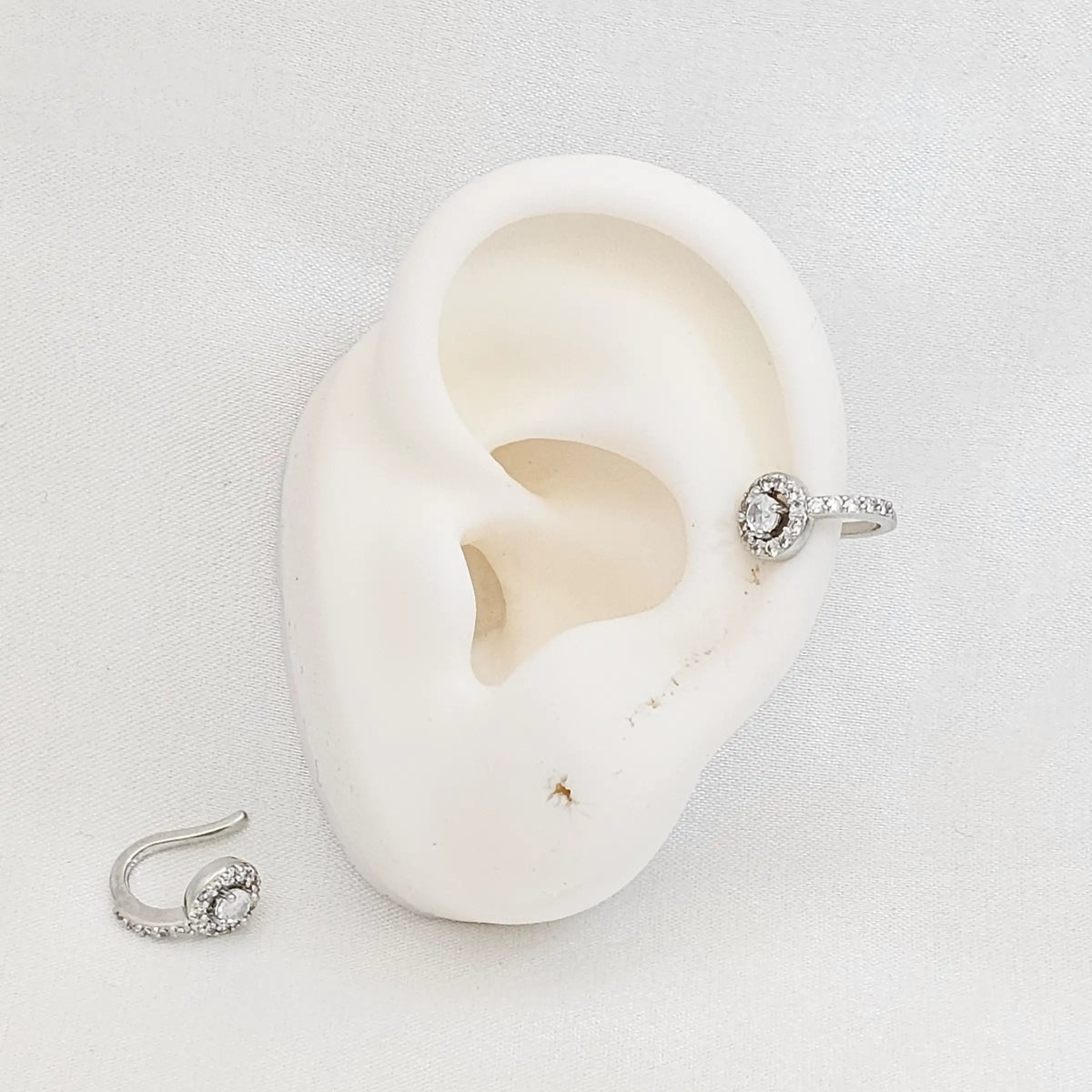 Earcuff Mini Aro Con Circones Plateado Rf K7193