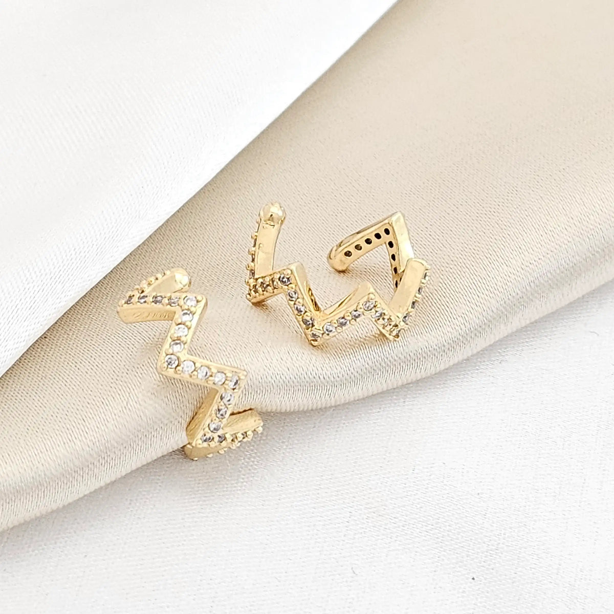 Earcuff Mini V Con Circon Dorado Rf K2870